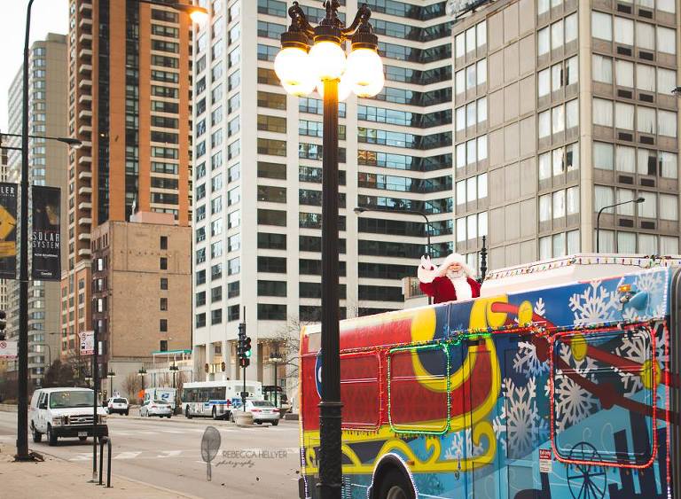 CTA Holiday Bus | Chicago Photographer | Rebecca Hellyer Photography