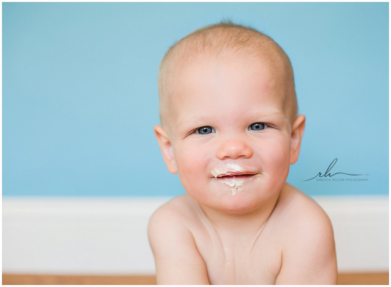 Adorable cake smash photos | River Forest Photographer | © Rebecca Hellyer Photography