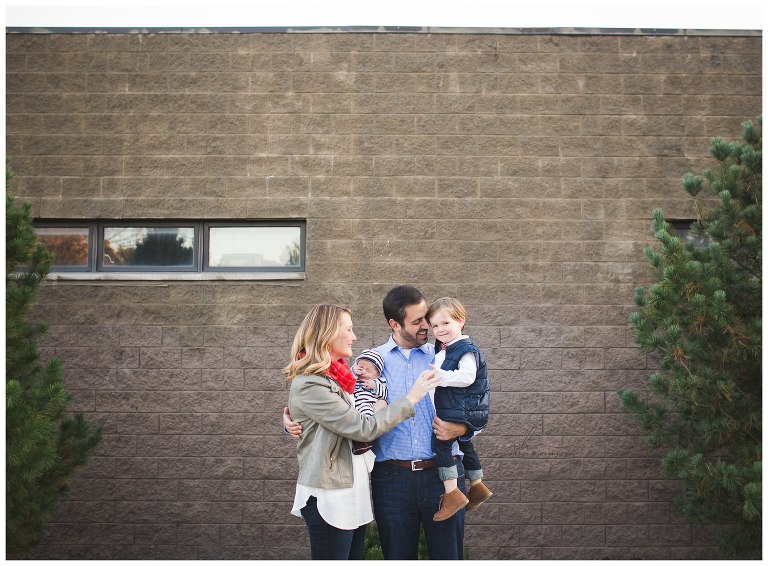 Urban family photo | Bucktown, Chicago | © Rebecca Hellyer Photography